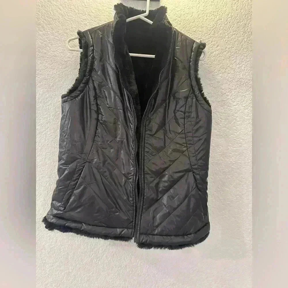 Black Reversible Faux Fur Puffer Vest with Zip Closure and Pockets, Size Medium - Picture 4 of 7